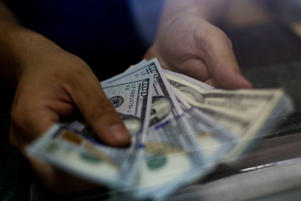 Dólar en Chile revierte tendencia y se ubica nuevamente en $ 720