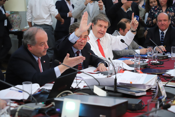 Unas dos horas dedicó el ministro del Trabajo, Nicolás Monckeberg, a plantear las críticas a la iniciativa del PC. Foto: Rodolfo Jara