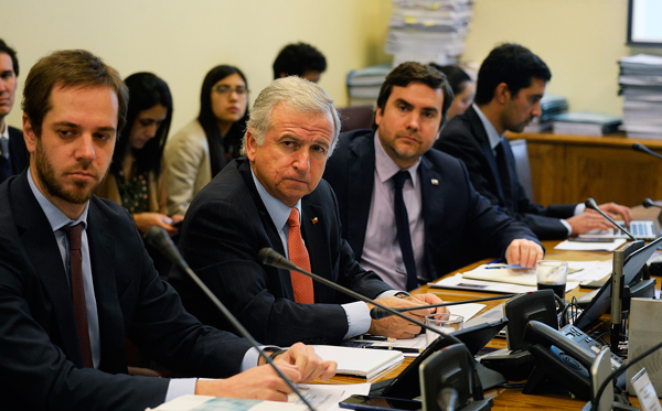 El ministro Larraín expuso por un poco más de dos horas ante la comisión de Hacienda del Senado. Foto: Agencia Uno