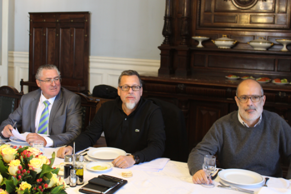 El exministro de Hacienda, Rodrigo Valdés, asistió a encuentro con senadores Jorge Pizarro (DC) y Ricardo Lagos Weber.