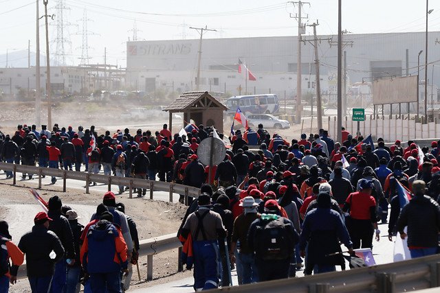 <p>Trabajadores de Escondida inician paralización: "Somos parte de un pueblo que se cansó y exige cambios"</p>