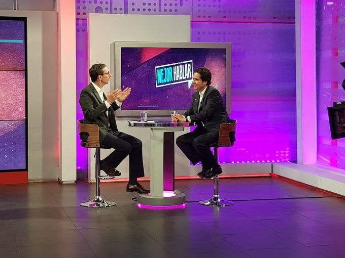 <p>El ministro Briones asistió esta noche al programa "Mejor Hablar" de TVN (foto cortesía Ministerio de Hacienda).</p>