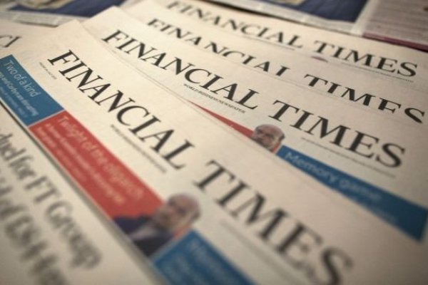 <p>Lionel Barber, Hasta enero será el director de Financial Times. Roula Khalaf, Subdirectora de Financial Times. A partir de enero asume como directora.</p>