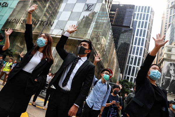 Las protestas se han extendido más allá de los estudiantes para incluir a profesionales de Hong Kong. Foto: Reuters