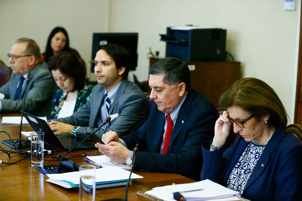 El subsecretario Alvarado dijo que espera intercambiar las propuestas con los representantes de las municipalidades. Foto: Camara de Diputados