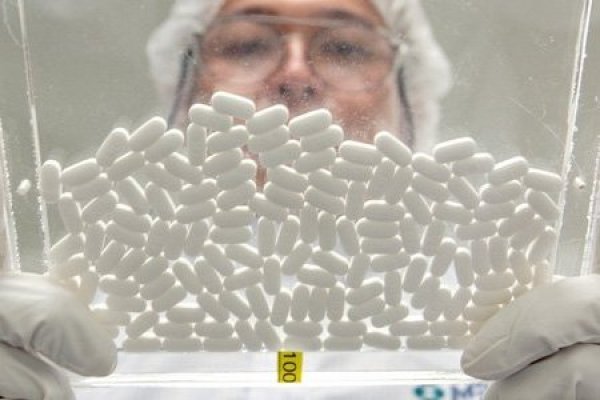 <p>Cámara aprueba proyecto que permite a Cenabast comprar remedios para farmacias privadas</p>