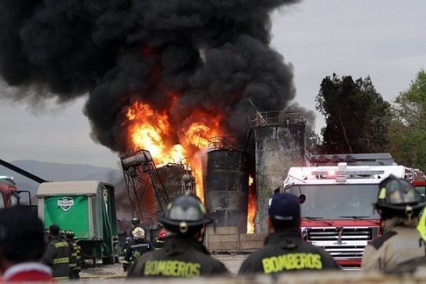 Incendio de proporciones afecta fábrica de aceites en Lampa