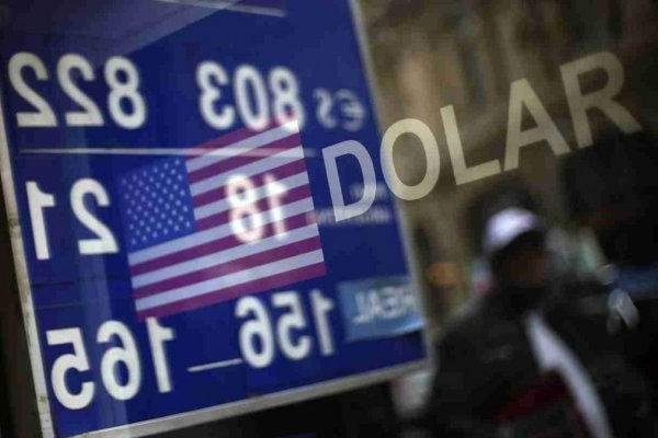 <p>INTERACTIVO: Los hitos que han marcado la histórica escalada del dólar</p>