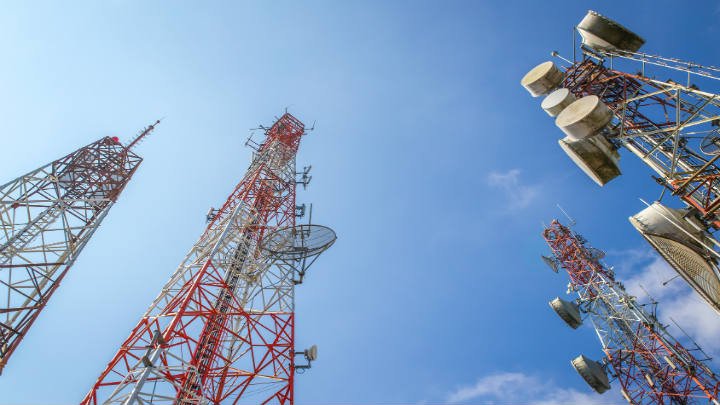 <p>TDLC fija nuevos límites de espectro para firmas de telecomunicaciones y define condiciones para permitir al menos cuatro competidores</p>