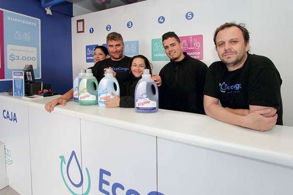 Fundadores de Ecocarga, Stefano Demaria y Jorge Aranda, junto al equipo de la firma.