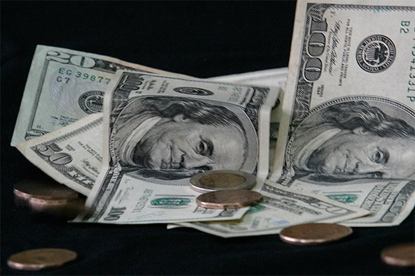 Dólar baja y sigue bajando... ya está a un paso de los $ 750