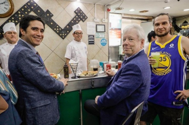 <p>Ministro Briones inaugura cuenta de Instagram con peculiar almuerzo con Premio Nobel</p>