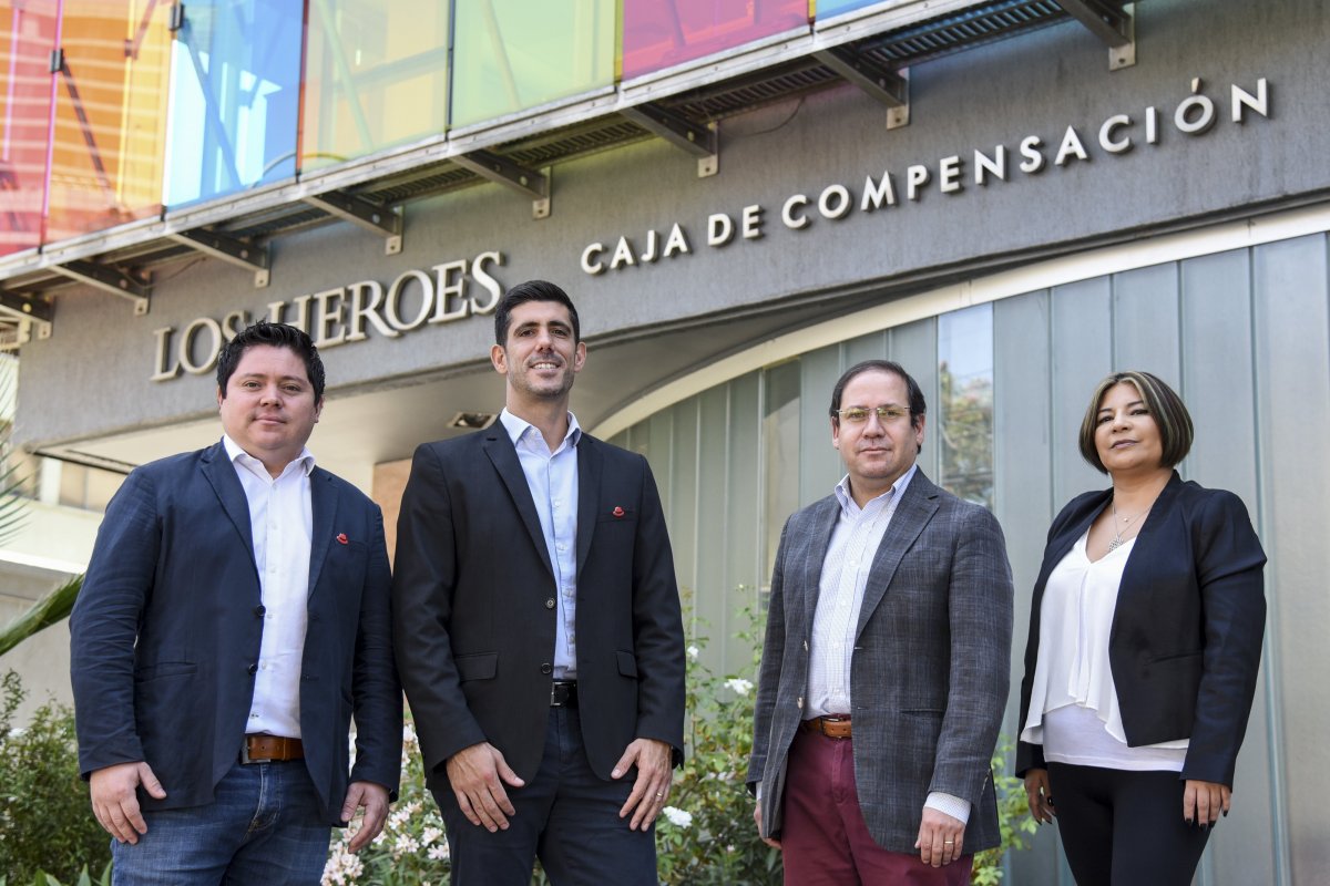 <p>Pablo Muñoz, gerente de Negocios de Red Hat; Fernando Alfonso, director comercial de Red Hat; Alejandro Muñoz, gerente general de Caja Los Héroes y Carolina Mandiola, gerenta de Tecnología de Los Héroes.</p>