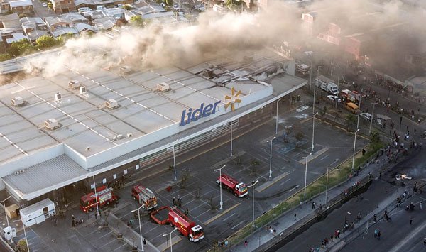 <p>A diciembre se contabilizaban 35 locales quemados de la cadena. Foto: Agencia Uno </p>