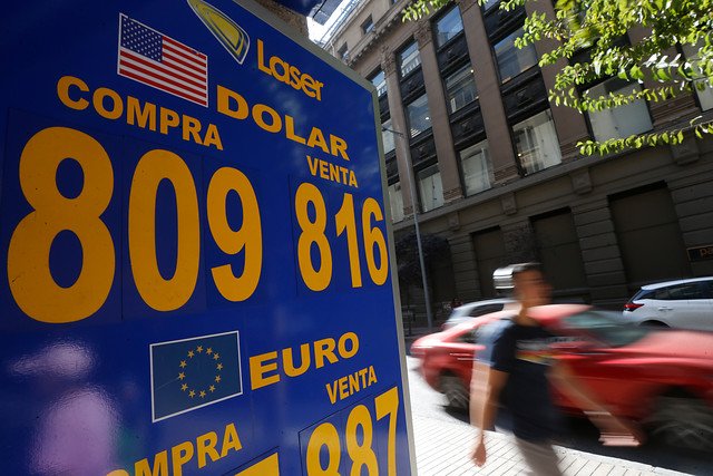 <p>Dólar revierte tendencia y se aleja de los $ 810 ante caída internacional</p>