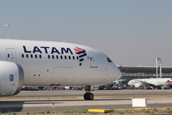 Bolsa de Santiago no levanta cabeza y acciones de Latam Airlines moderan pérdidas al cierre