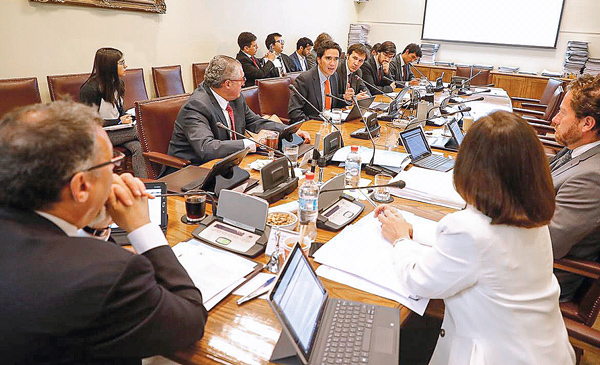 El ministro Briones abordó el tema con los senadores opositores de la comisión de Hacienda.