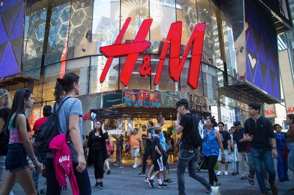 H&M es conocido por su ropa económica y de fast fashion, por lo que la acusan de impulsar el consumo excesivo. Foto: Bloomberg