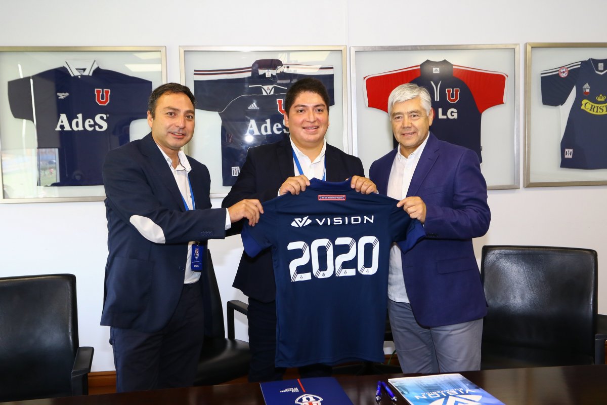 <p>Alejandro Acuña director de Operaciones para Latinoamérica de Visión Sudamérica, Renato Sanhueza, CEO de la compañía, y José Luis Navarrete, presidente del Club Universidad de Chile. </p>