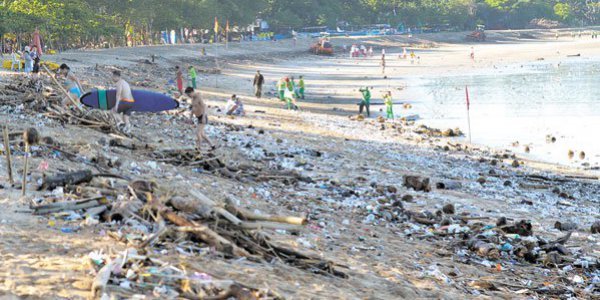 <p>Senado despacha proyecto que busca regular plásticos de un solo uso</p>