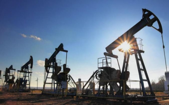 <p>Petróleo nuevamente se acerca a los US$ 30 en otra jornada de fuertes caídas</p>