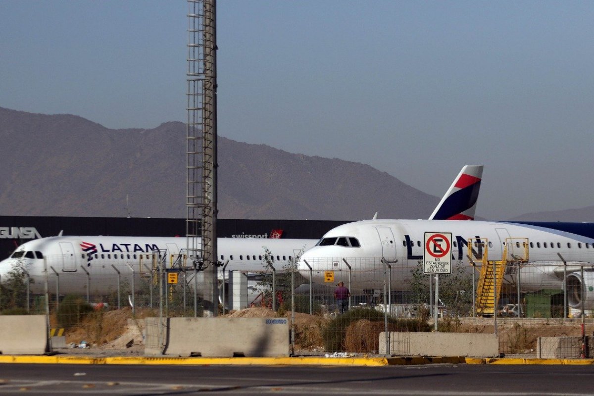 <p>Latam Airlines plantea baja de sueldo de 50% a todos sus trabajadores por tres meses</p>