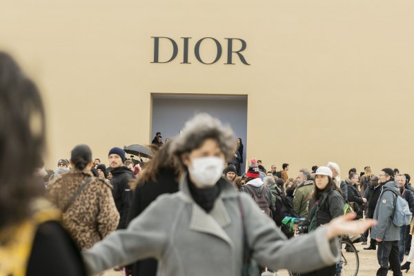 El grupo de Louis Vuitton, Dior y Givenchy fabrica gel