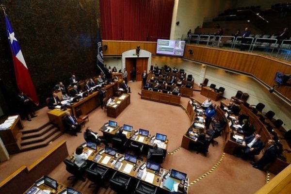 <p>Protocolos de salubridad operaron ayer en la Sala de la Cámrarapara evitar contagios.</p>