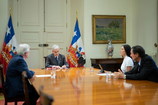 En la reunión con el presidente Sebastián Piñera participaron la presidenta de la Asociación de Isapres, Josefina Montenegro y el ministro Jaime Mañalich. Foto: Presidencia