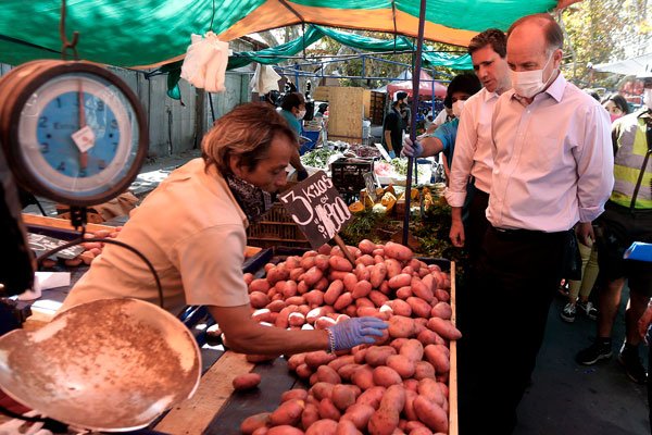 Para monitorear los precios, el ministro de Agricultura, Antonio Walker, creó un “comité de abastecimiento”, formado por confederaciones campesinas, dirigentes gremiales, feriantes, mercados mayoristas y supermercados. Foto: Agencia Uno