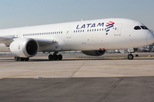 Avión de Latam Airlines en tierra.