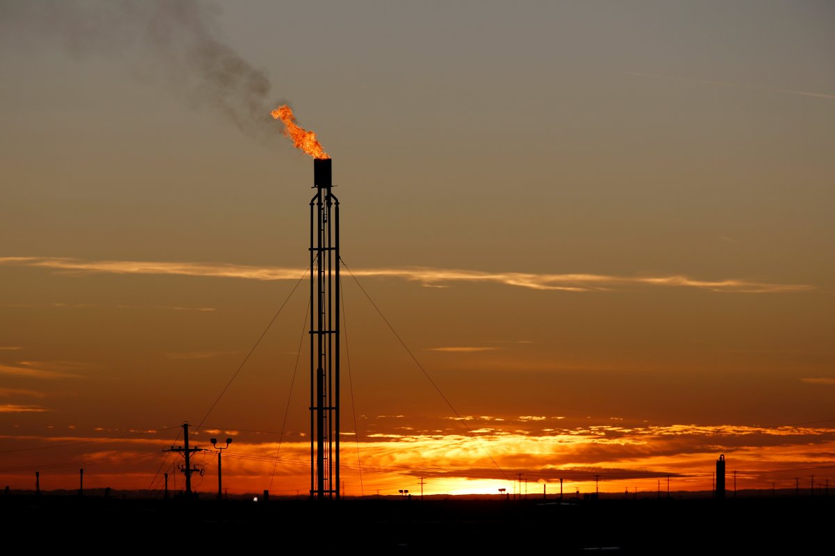 <p>Proceso del petróleo en una planta en Texas | Reuters. </p>