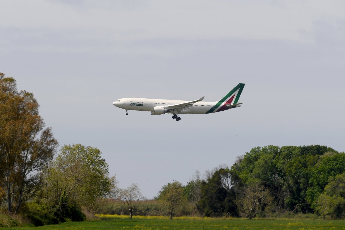 <p>Italia ya anunció la nacionalización de la compañía aérea Alitalia a principios de mes. Reuters.</p>