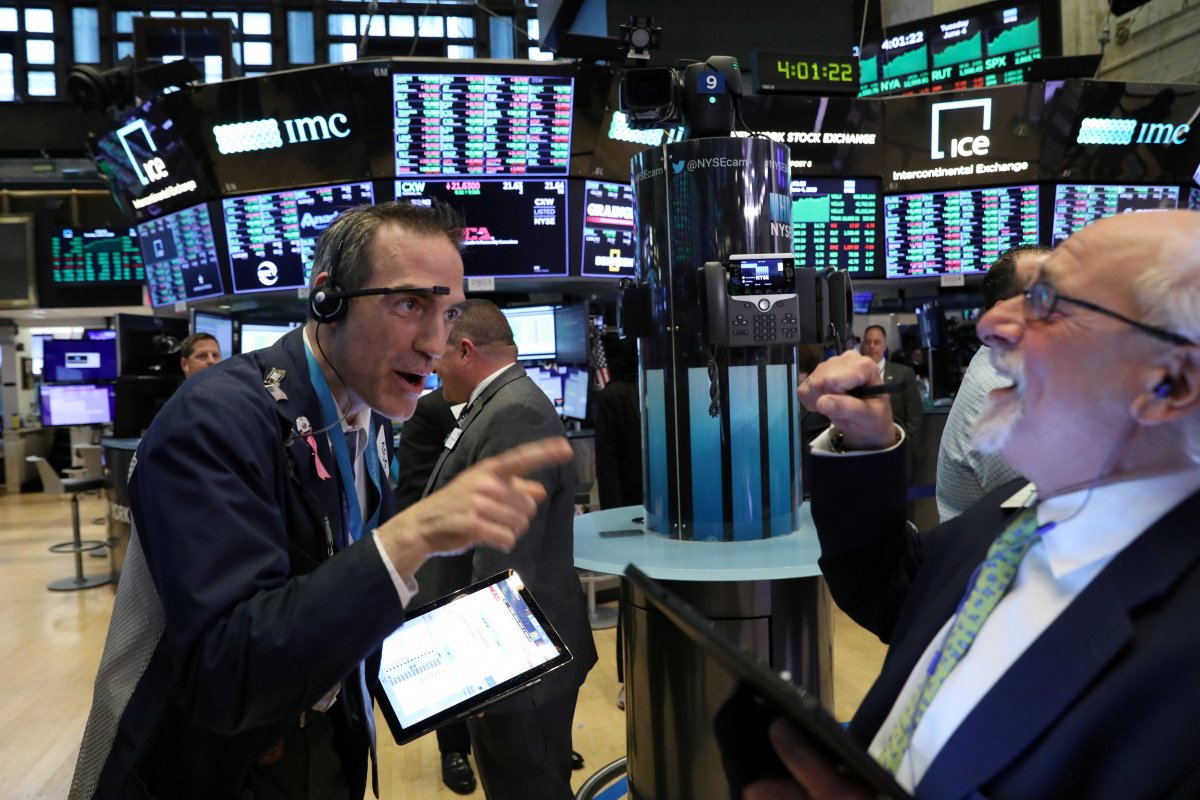 <p>Operadores de Wall Street celebran. Foto archivo de Reuters. </p>