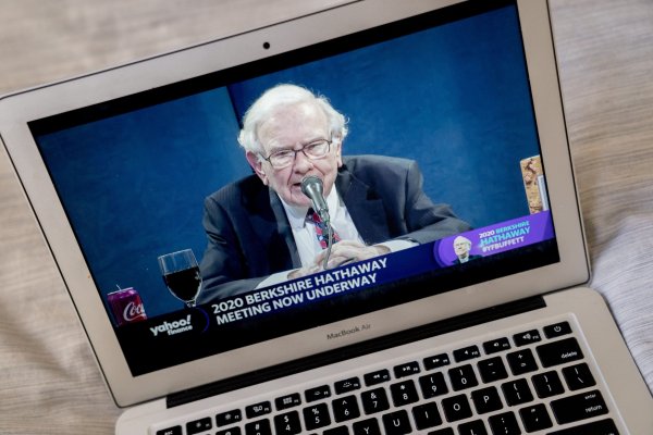 Buffett en la reunión anual de la compañía que se transmitió en vivo. Foto: Bloomberg
