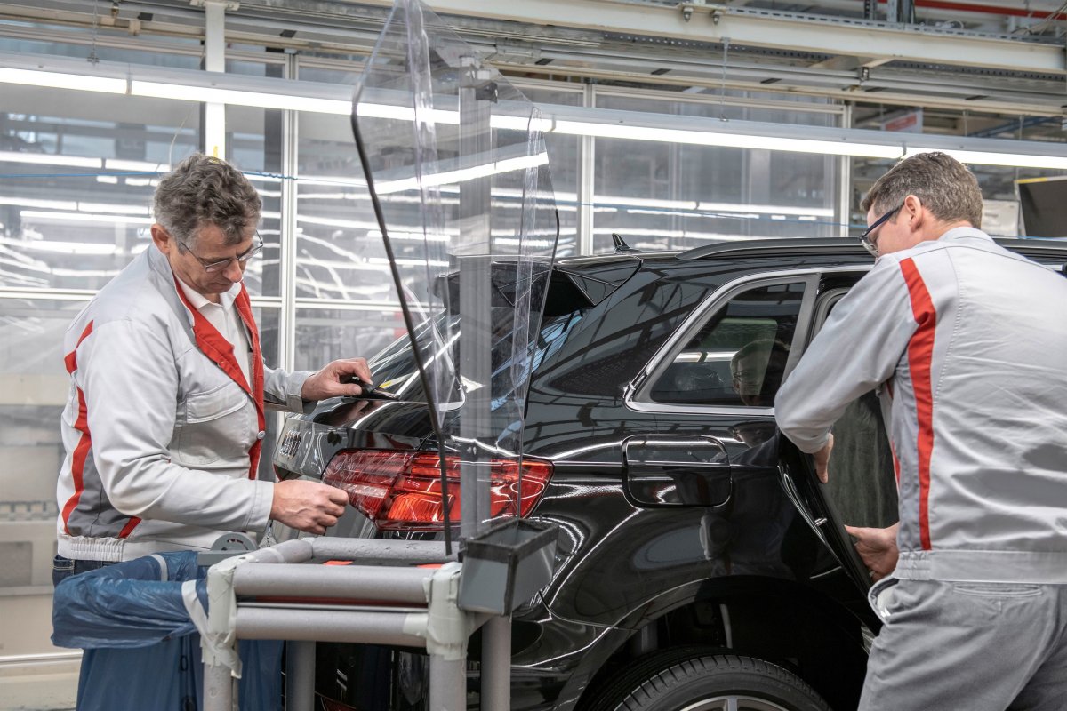 <p>Dos trabajadores produciendo un coche en una planta de Audi.EuropaPress</p>