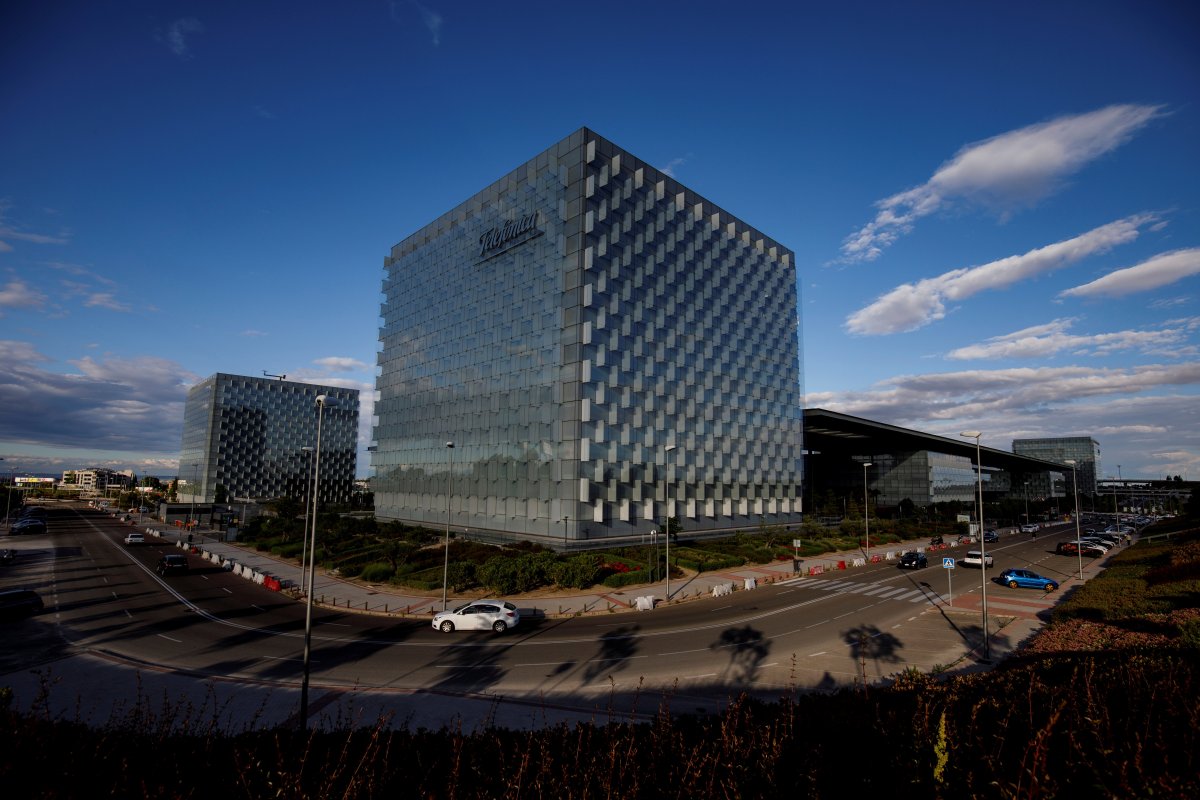 <p>Una vista general de la sede de Telefónica en Madrid. Reuters</p>