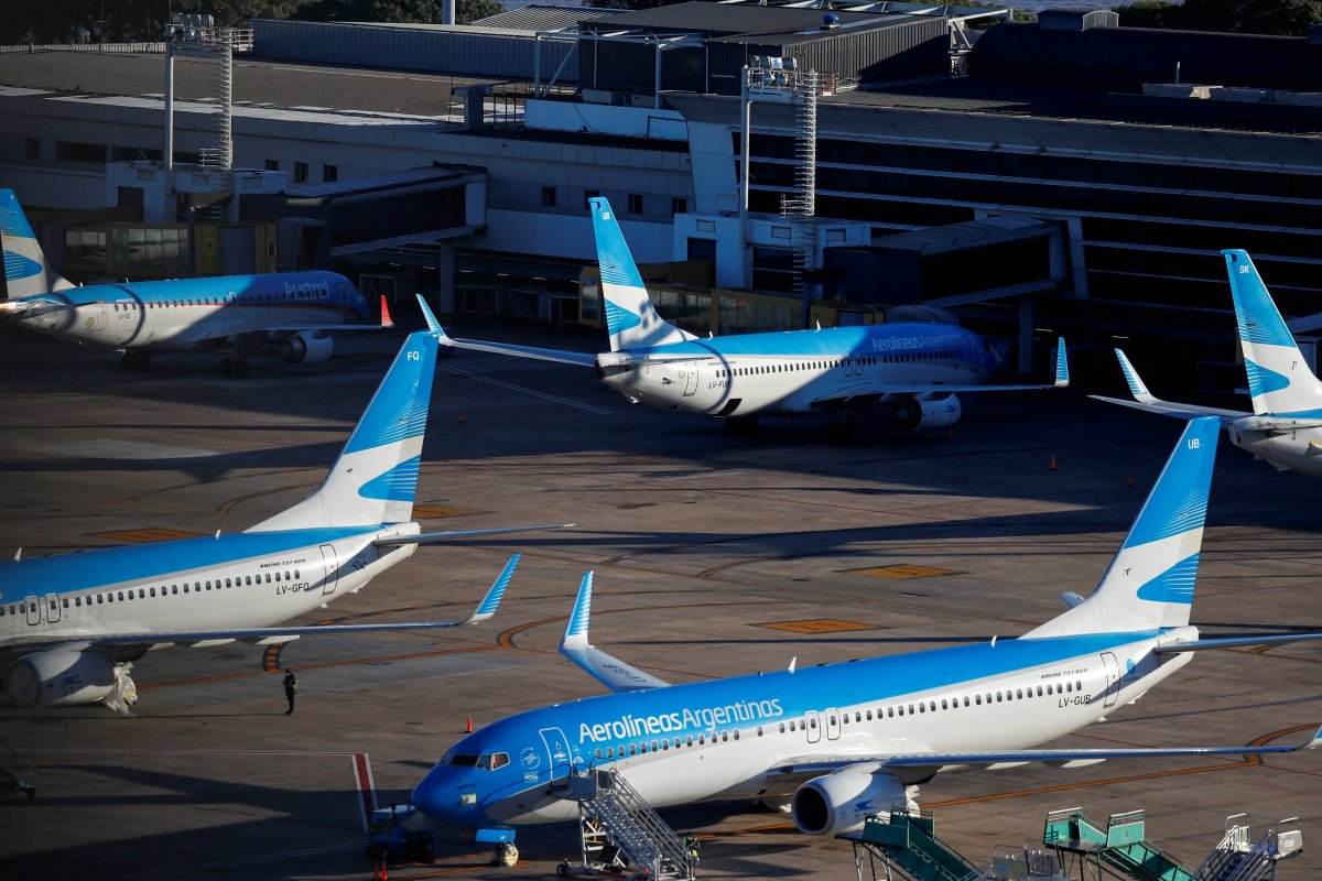 <p>Los aviones de Aerolíneas Argentinas estacionados en el aeropuerto nacional Jorge Newbery. Reuters</p>