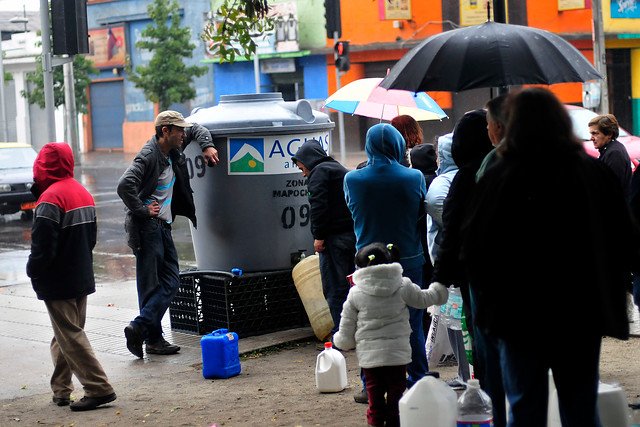 <p>23 comunas de la Región Metropolitana se vieron afectadas por el corte de agua. Archivo Agencia Uno. </p>