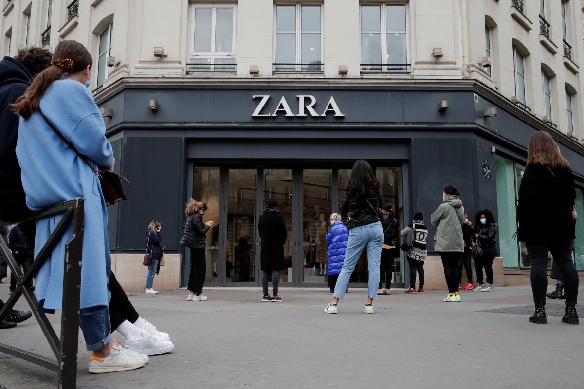 <p>La gente espera observar el distanciamiento social fuera de una tienda de Zara en París mientras Francia. Reuters. </p>