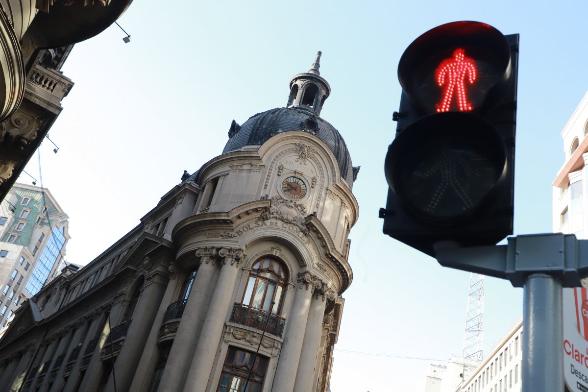 <p>Fachada de la Bolsa de Comercio de Santiago. Foto: Julio Castro </p>