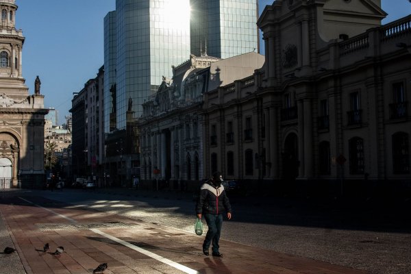 Desde esta noche aumentan las comunas en cuarentena en Santiago. Foto: Bloomberg