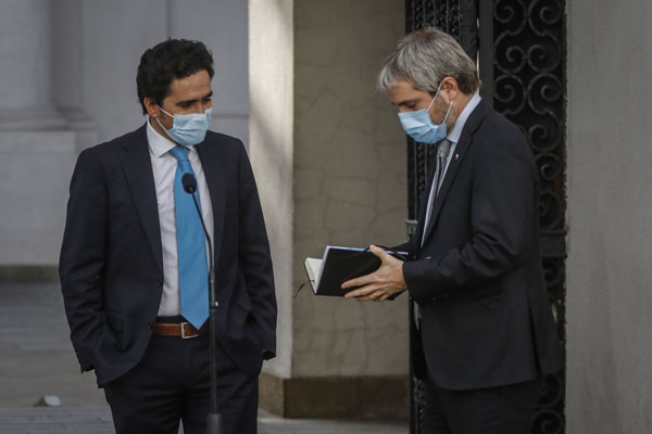 Los ministros de Hacienda, Ignacio Briones, y de Interior, Gonzalo Blumel, ayer en La Moneda. Foto: Agencia Uno