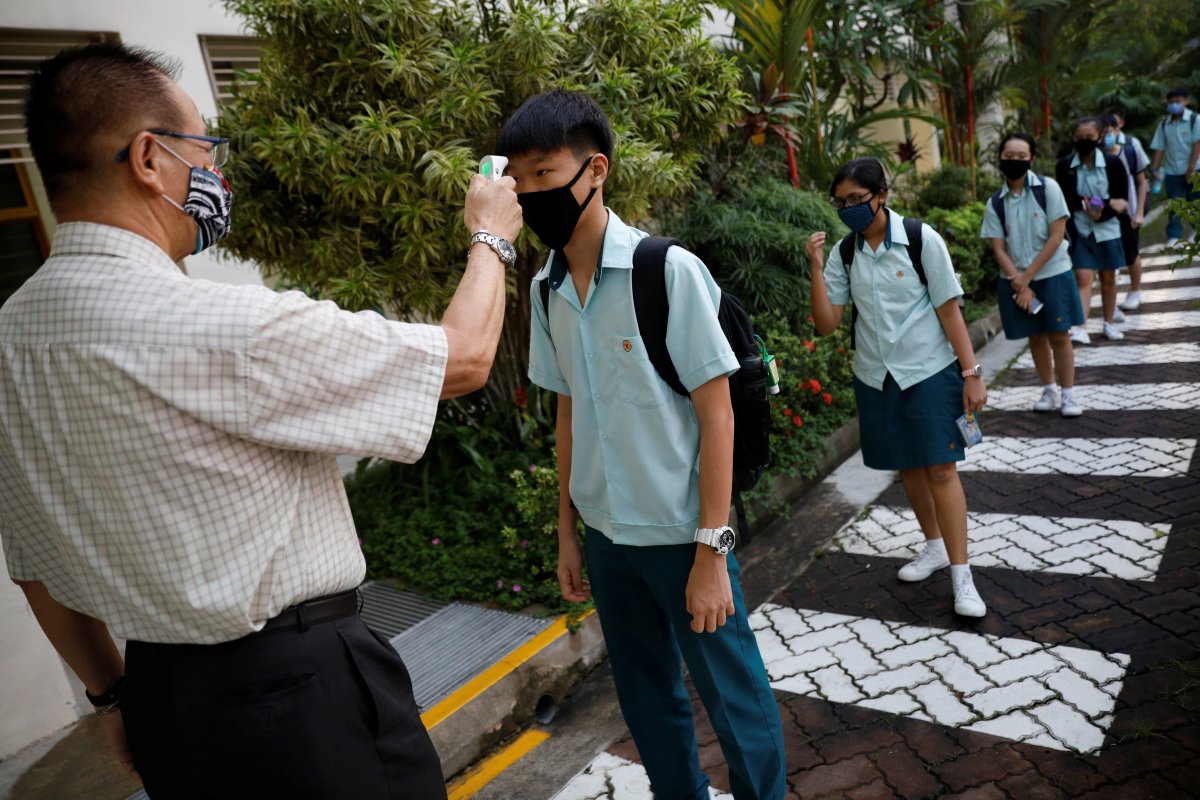 <p>Control de temperatura en una escuela secundaria en Singapur, Reuters</p>