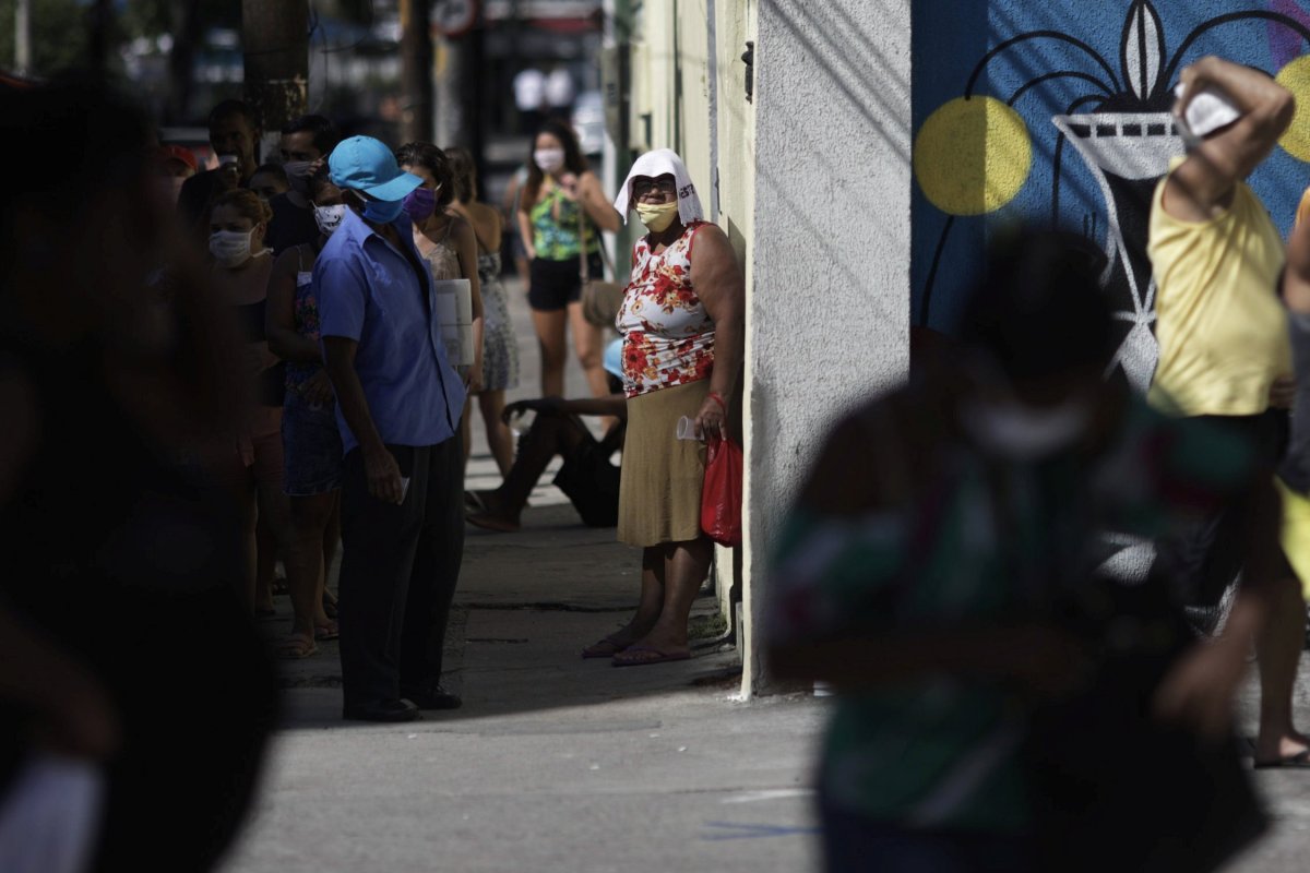 <p>Retorno a las actividad diaria se ha topado con el surgimiento de algunos brotes. Foto: Reuters</p>