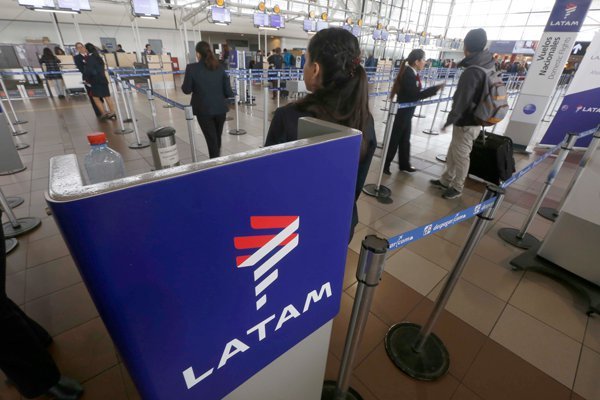 <p>Latam Airlines da un alivio a sus trabajadores y asegura que recorte de sueldo será menor al anunciado</p>