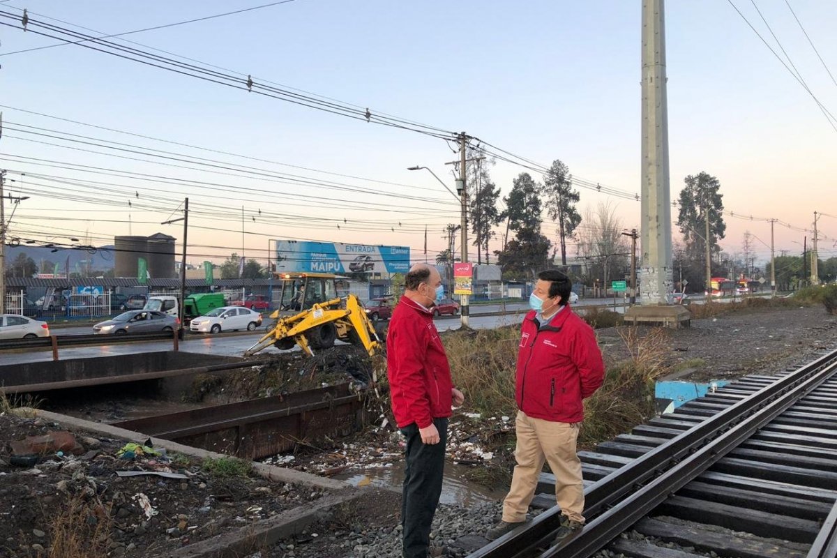 <p>MOP supervisa trabajos de emergencia para evitar nuevos desbordes en el Canal Santa Marta en Maipú</p>