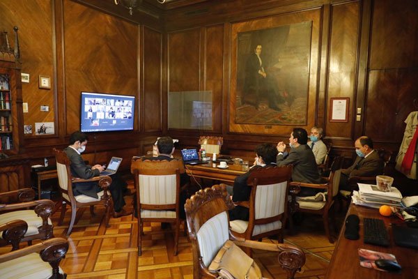 Los ministros del Comité Político siguieron el inicio de la votación en la oficina del ministro Ignacio Briones.