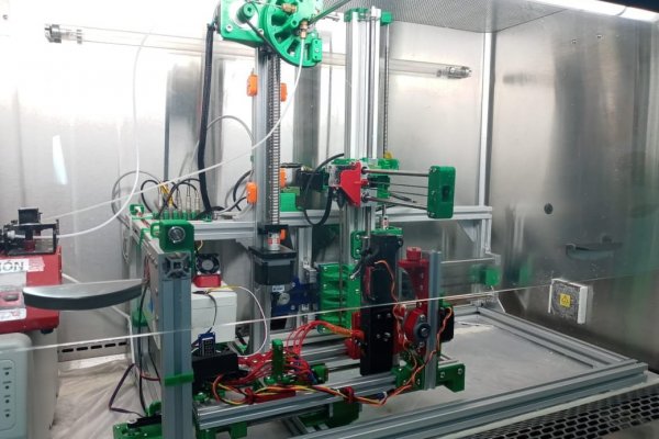 El robot Novoa 2.0 puede imprimir prótesis artificiales en una hora.