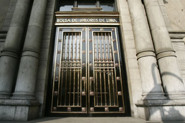 <p>En dólares, la bolsa peruana ha rentado 13,5% desde sus mínimos de marzo. Foto: Bloomberg</p>